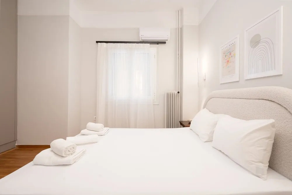 LIV - Peaceful Pagrati Getaway