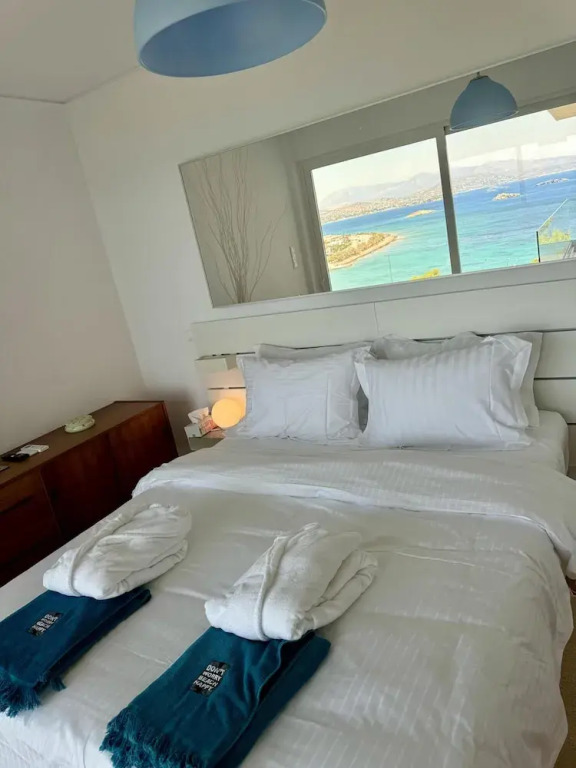 Luxurious 2-bed Seaside Apartment in Saronida