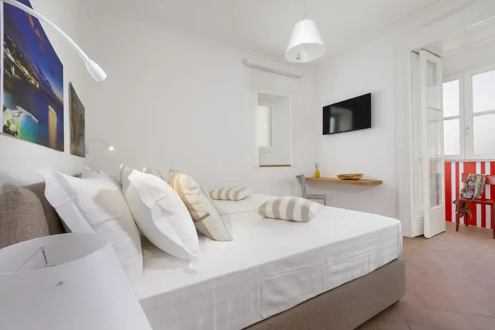 Deluxe Home in Sorrento Old Town with Balconies
