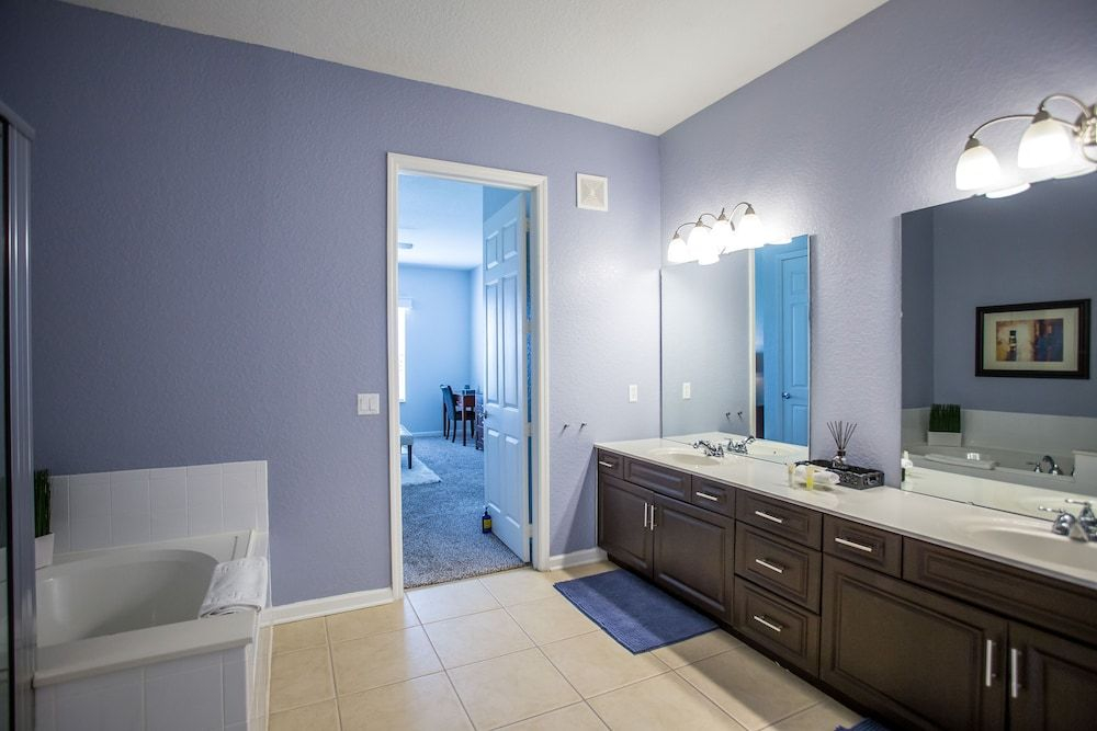 Altavista Lakeview 3 Bedroom Condo by RedAwning