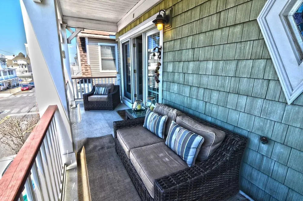 Blocks To America's Favorite Beach! 3 Bedroom Condo