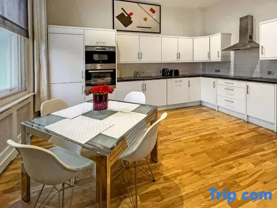 The Chelsea Kensington 159 Apartment
