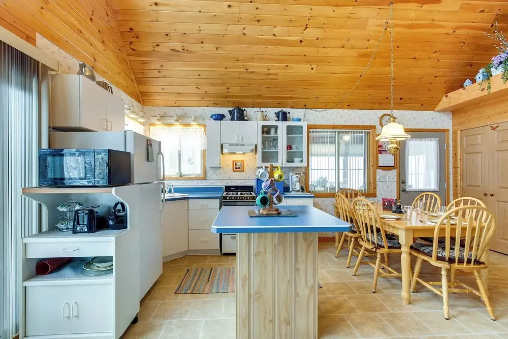 Cozy Cabin on 10 Acres, Walk to Chippewa River!