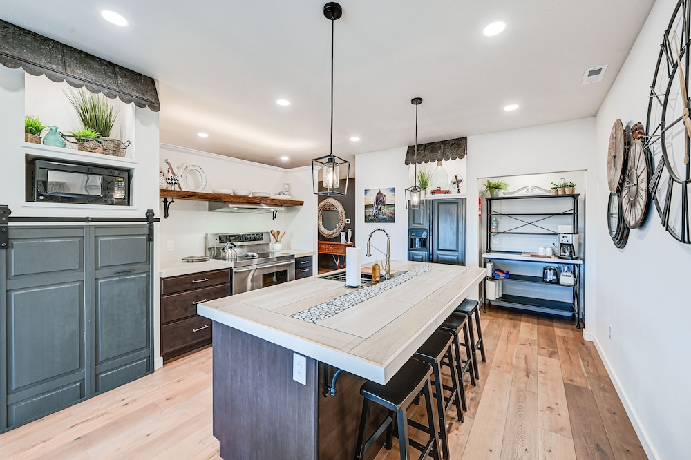 Stellar Craig Apartment - Walk to Restaurants!