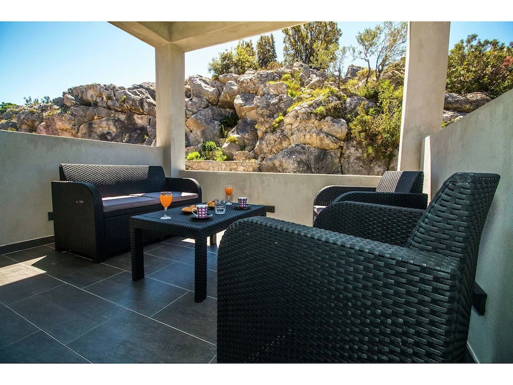 Modern 3 Bedroom Apartment, With 2 Bathrooms, Kitchen, Living Room and Airco