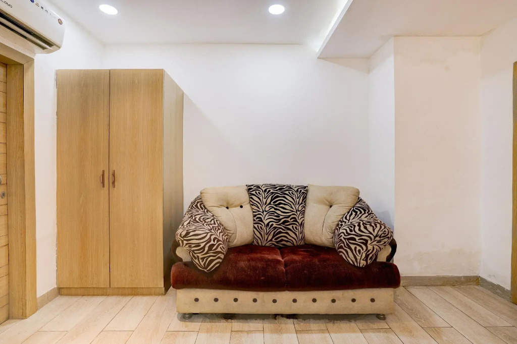 OYO 16736 Hotel Hm Crystal