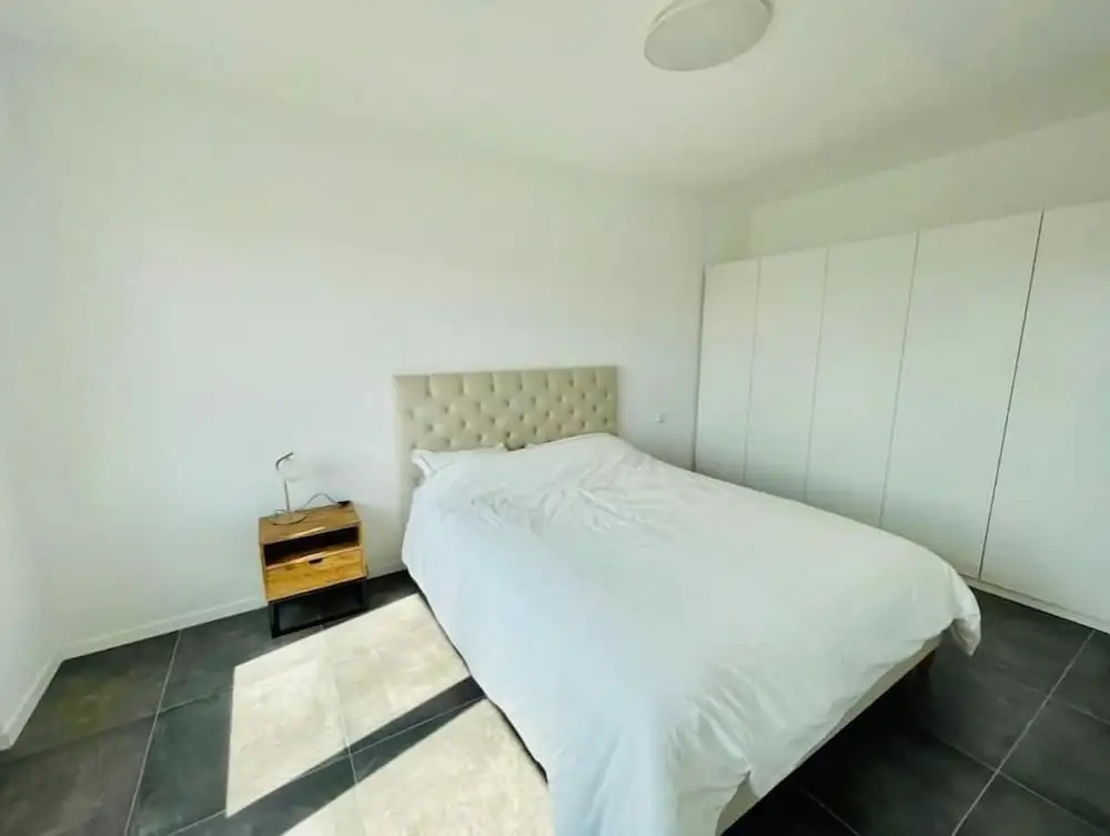 Large 1 bedroom with Terrace & Parking