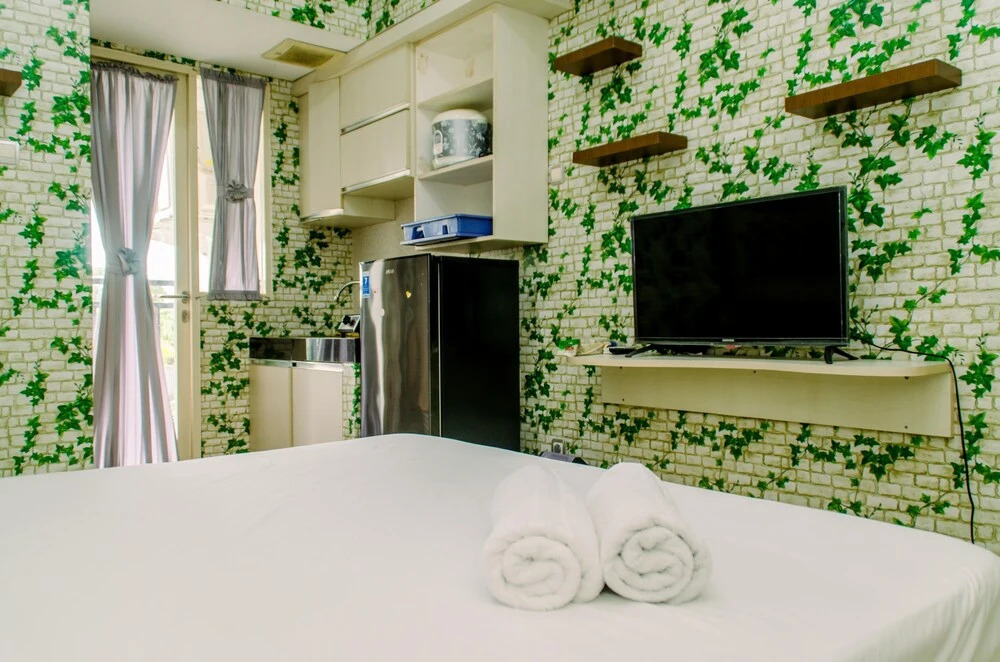 Fancy And Nice Studio At Green Lake View Apartment