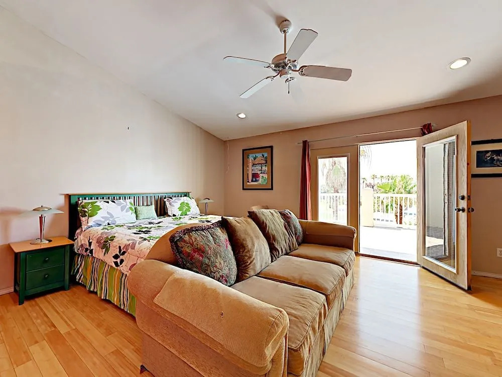 Parade 121 House - 3 Br home by RedAwning