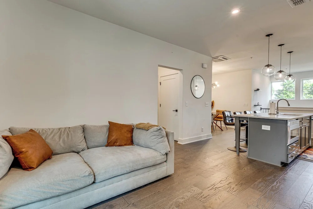1 Mi Decatur Square New Condo Walkable to Marta