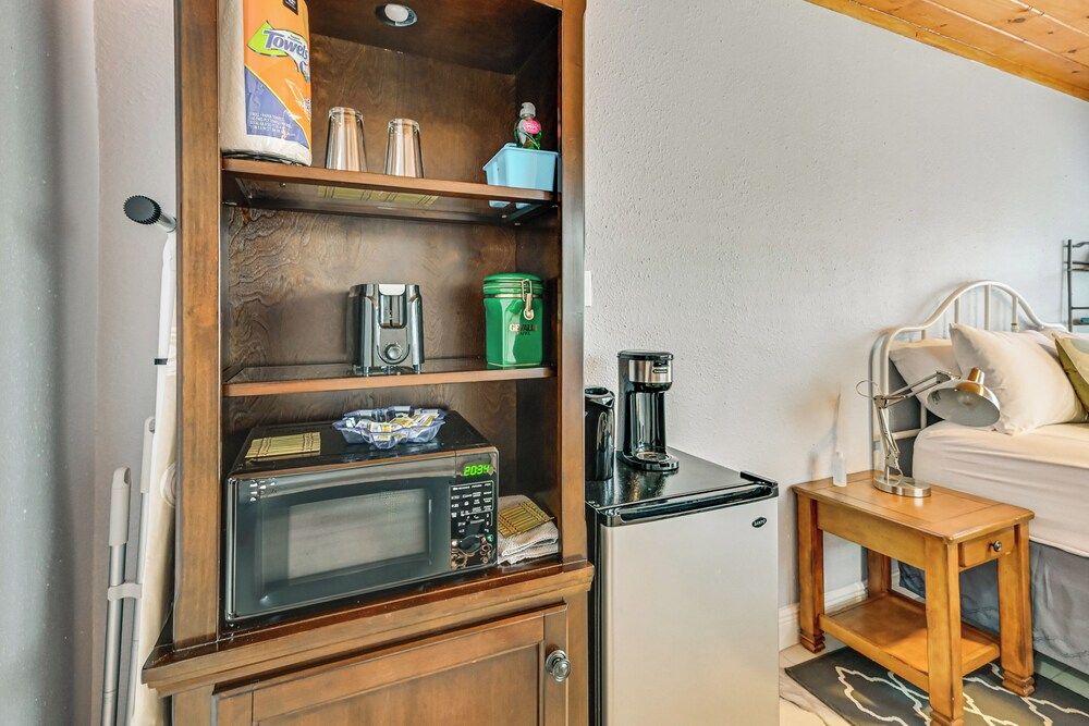 1 Mi to Midtown & Stadium! Couple's Haven in Tampa