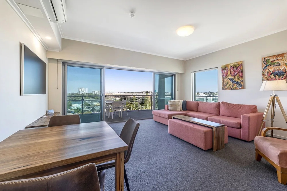 Coastal Studio City & Ocean Views, Walk to Beach
