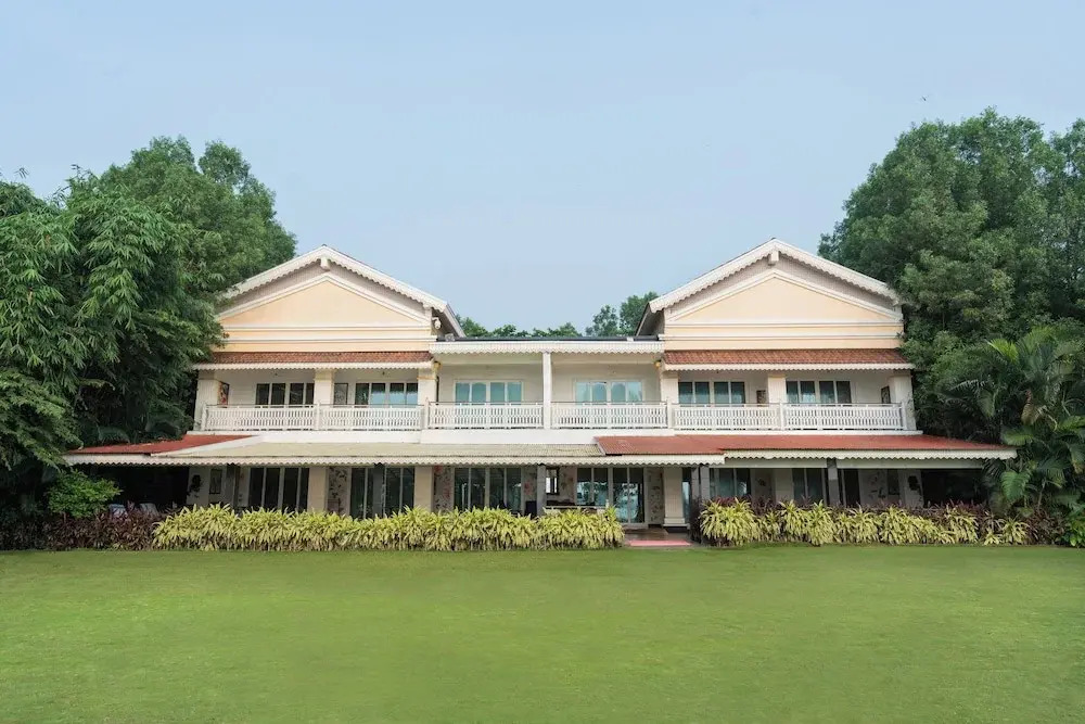 MAYFAIR Lake Resort