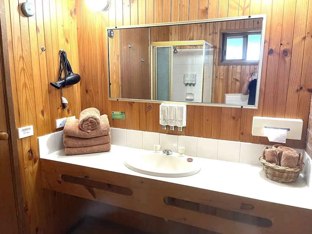 Country Roads Motor Inn