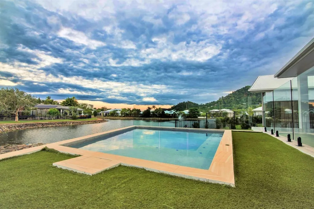 Isle Be Back Waterfront Luxury With Pool
