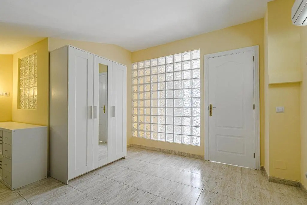 RED Large family apartment, three floors, 10 guests