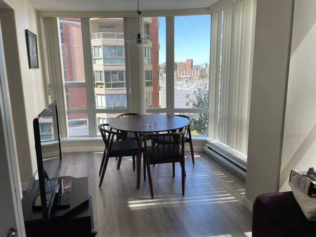 1BD+Den condo, with free parking in Downtown!