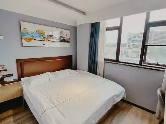 Light Living Light Luxury Boutique Hotel (Baoshan Campus, Shanghai University)