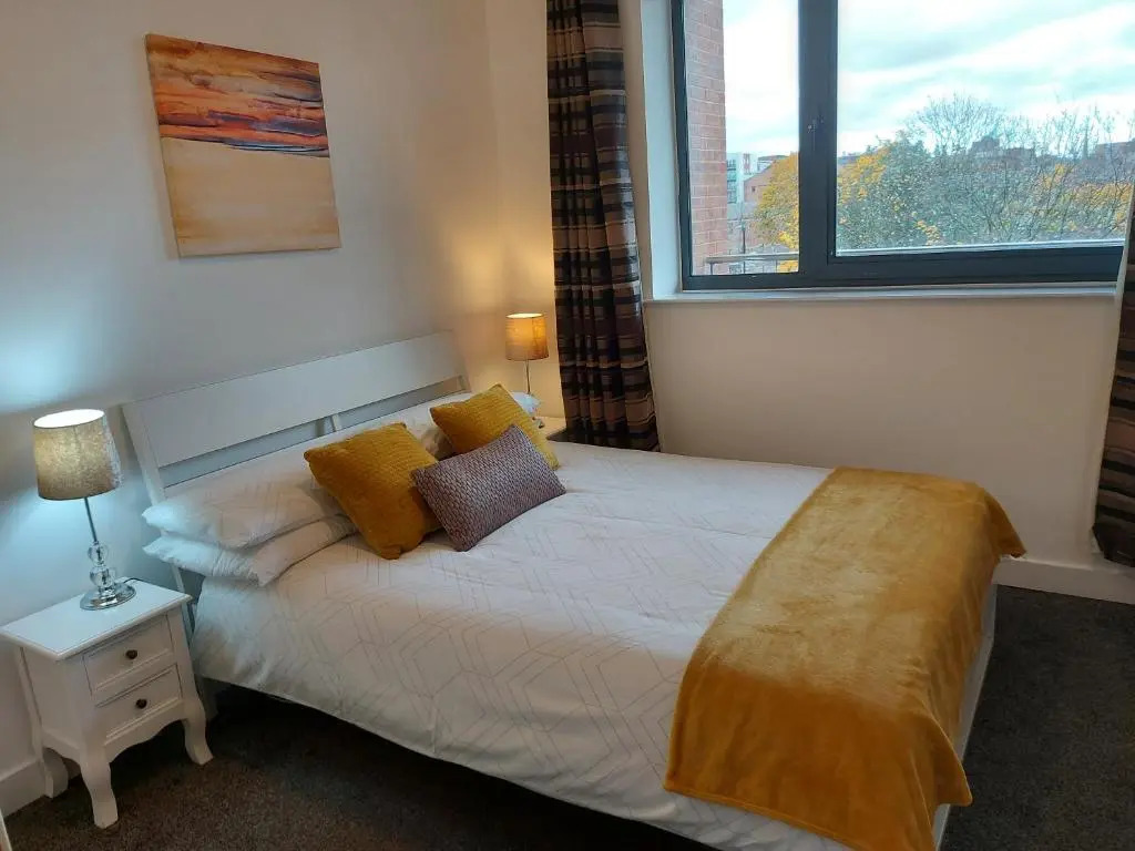 Large 2 Bed, 2 Bath, Free Parking & WiFi