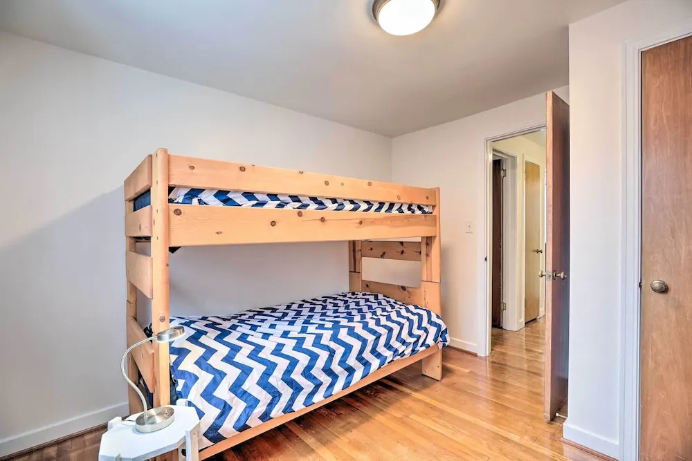 6 Mi to Dtwn: Pittsburgh Townhome w/ Porch