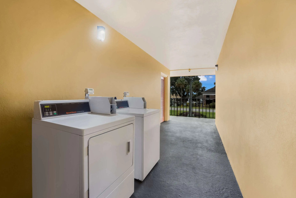 Econo Lodge Live Oak