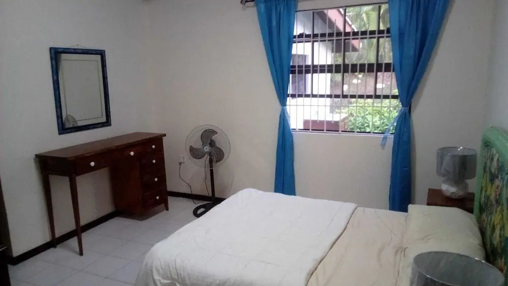 Caye Manje Holiday Lodge