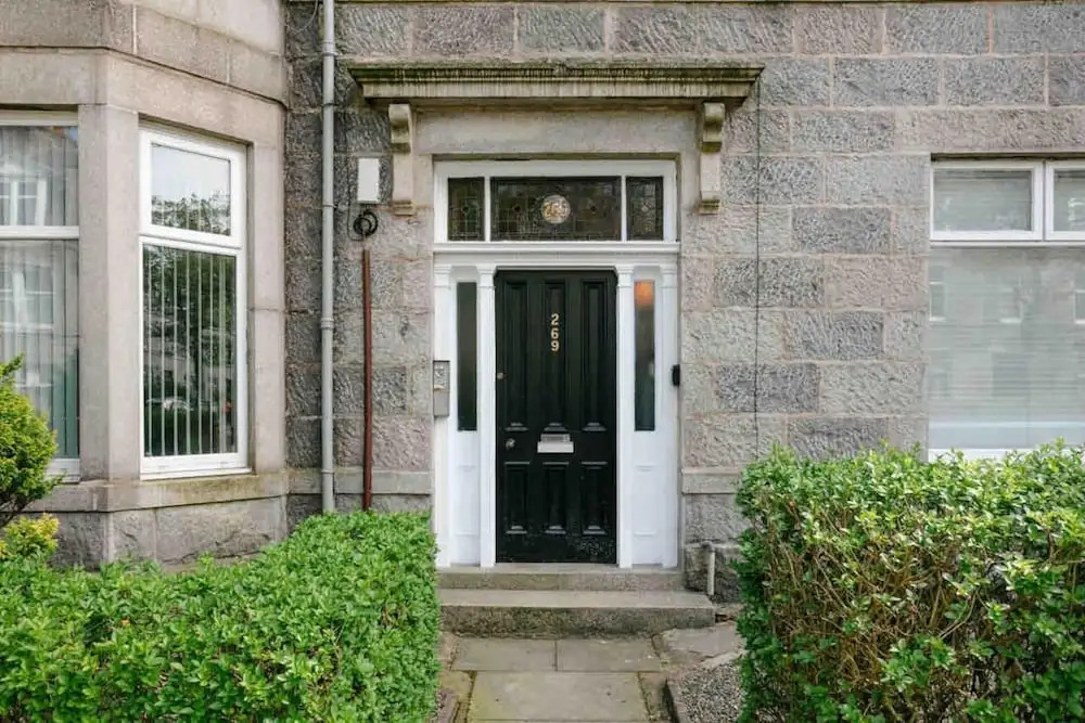 Comfortable West End Flat With Parking Easy Access