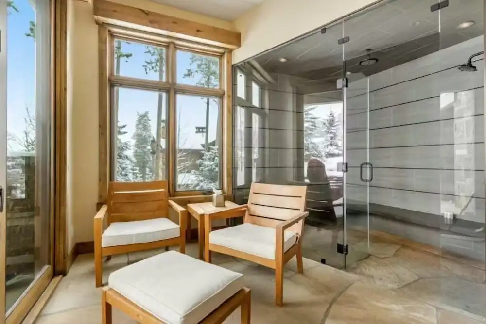 Luxurious 6-bedroom Ski-in/ski-out Home, Very Spacious, With Private hot tub and Game Room