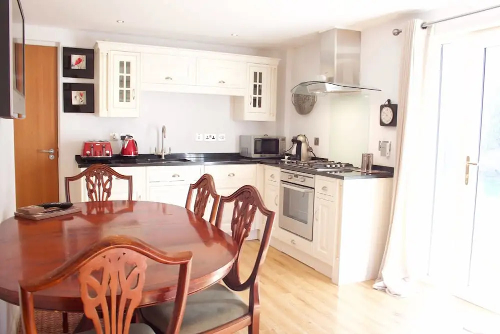 2 Bedroom House With Free Parking