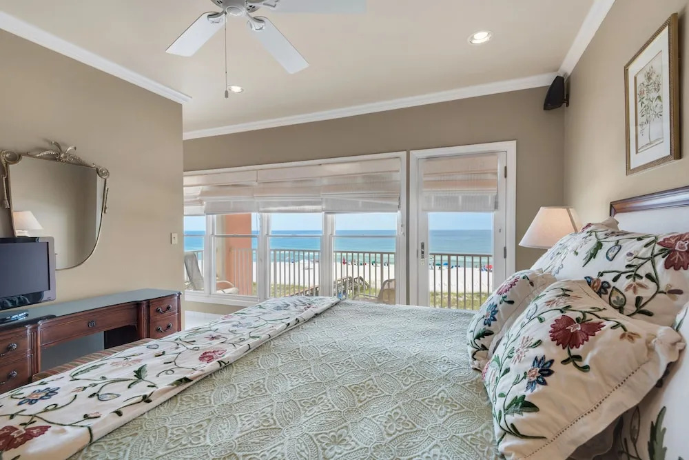Jen's Creole 4 Bedroom Townhouse by RedAwning