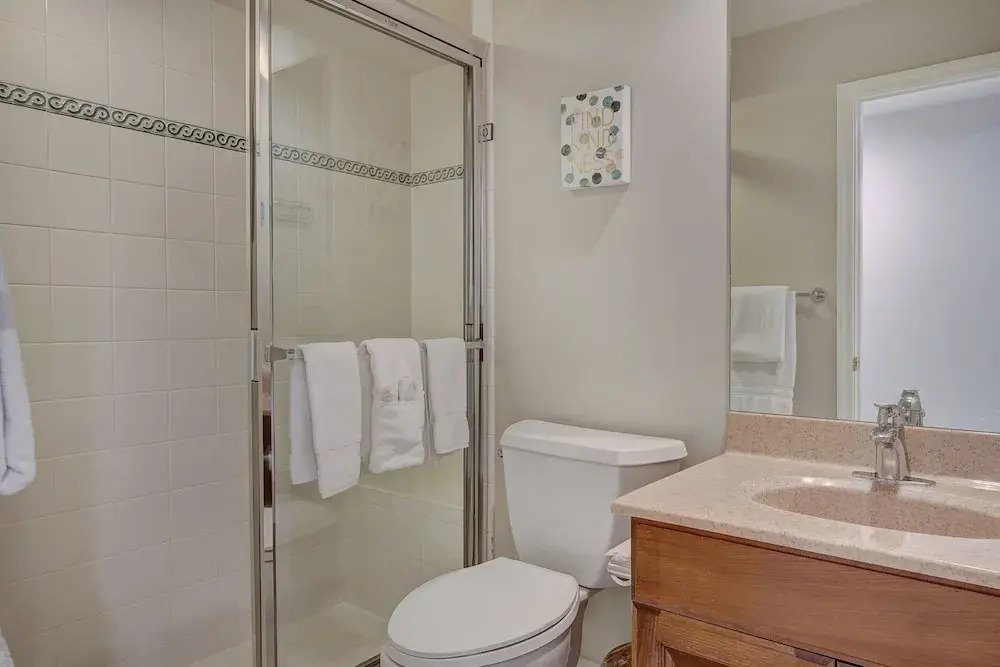 Modern and Updated St James Premium 3 Bedroom Residence 3 Condo by RedAwning