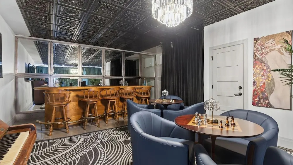The Great Gatsby by Avantstay Hot Tub + Private Rooftop + Speakeasy Lounge + Firepit