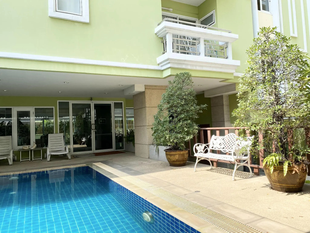 14 Place Sukhumvit Suites