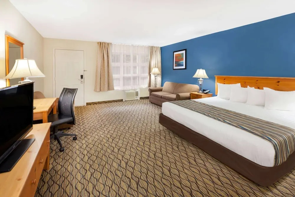 Baymont Inn & Suites St. Ignace Lakefront