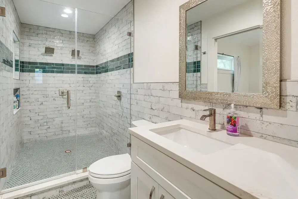 4 Mi to UT Austin: Bright & Modern Family Home