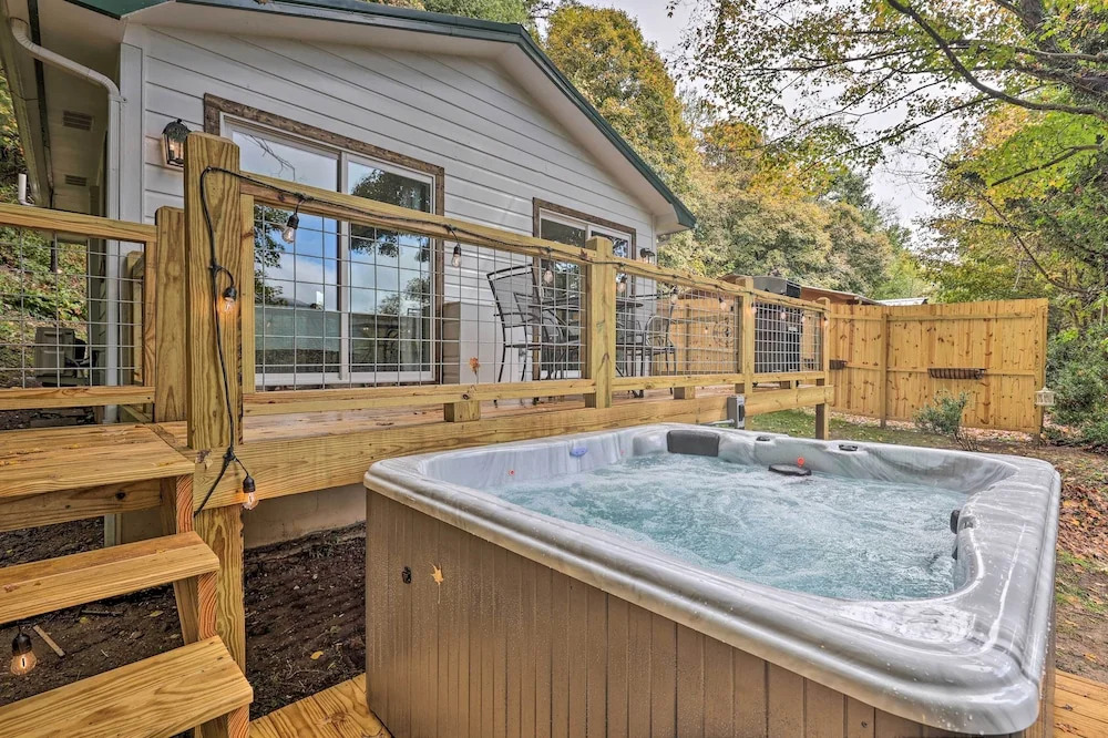 Hilltop Hideaway w/ Scenic Views & Hot Tub
