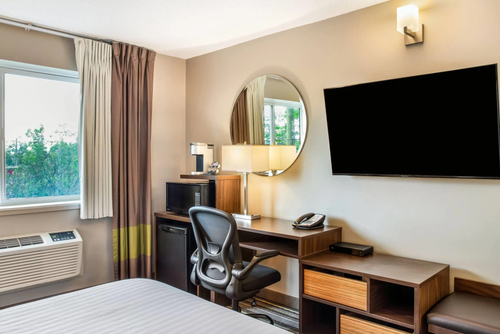 Super 8 by Wyndham Winnipeg West