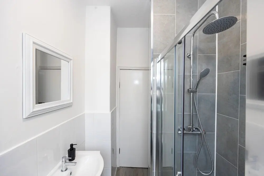 Charming 4-bed Guest House in Salford