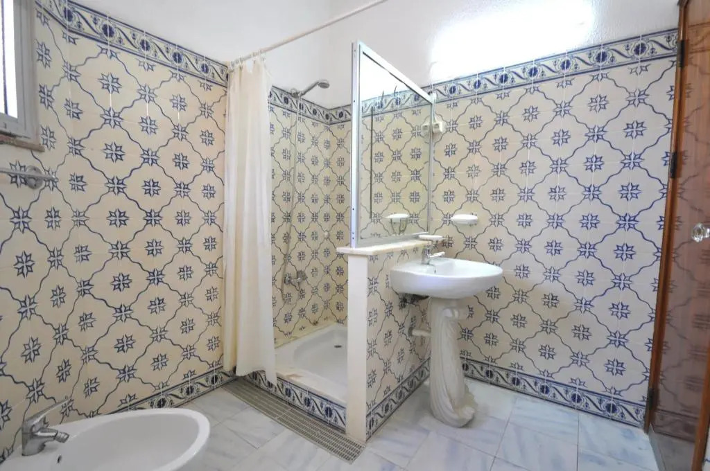 Spacious Retreat with Prime Location, Private pool, snooker, free AC Wifi