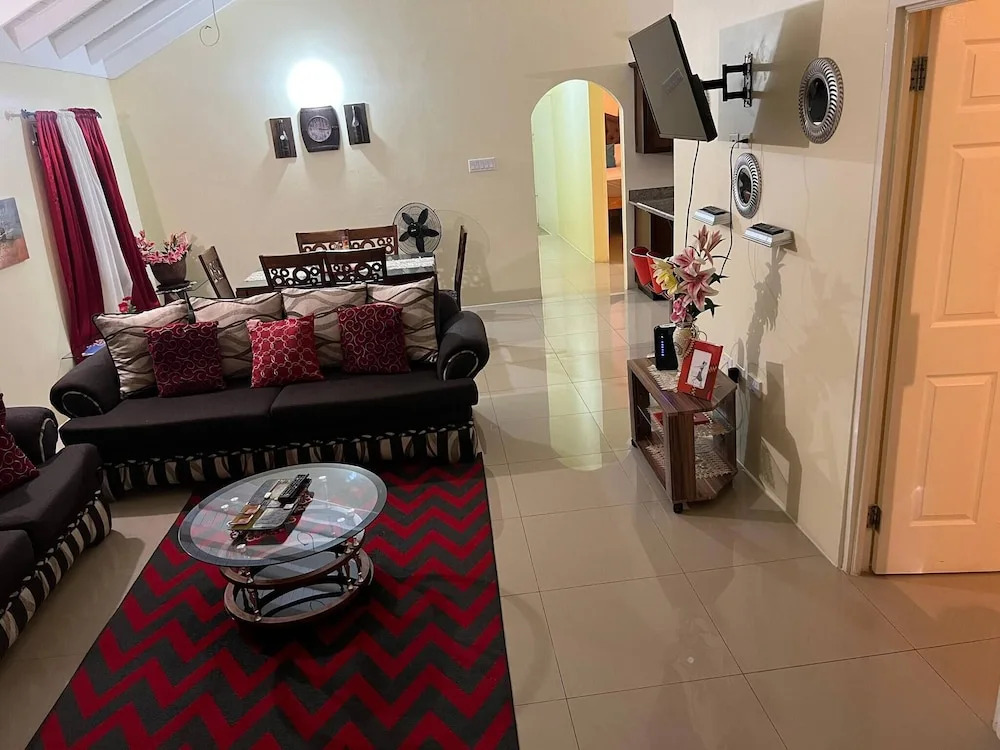 Luxurious 3-bedroom House in Ocho Rios With Private Entrance