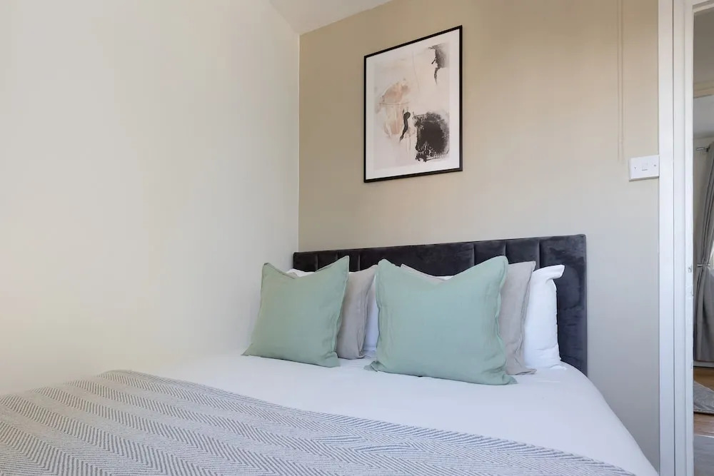 Cosy Room in Morden