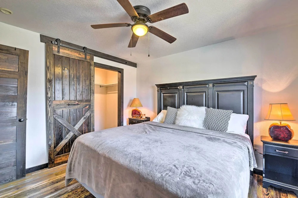 4 Mi to Dtwn: Rustic Fort Worth Apt