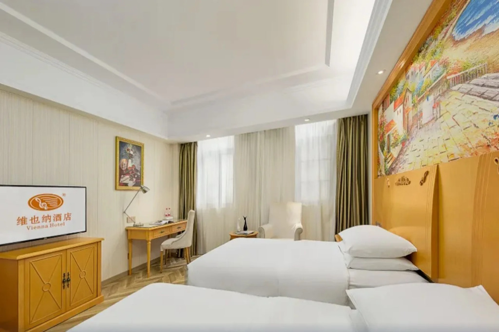 Vienna Hotel (Nanjing Wende Road Metro Station Yanchuang Park)