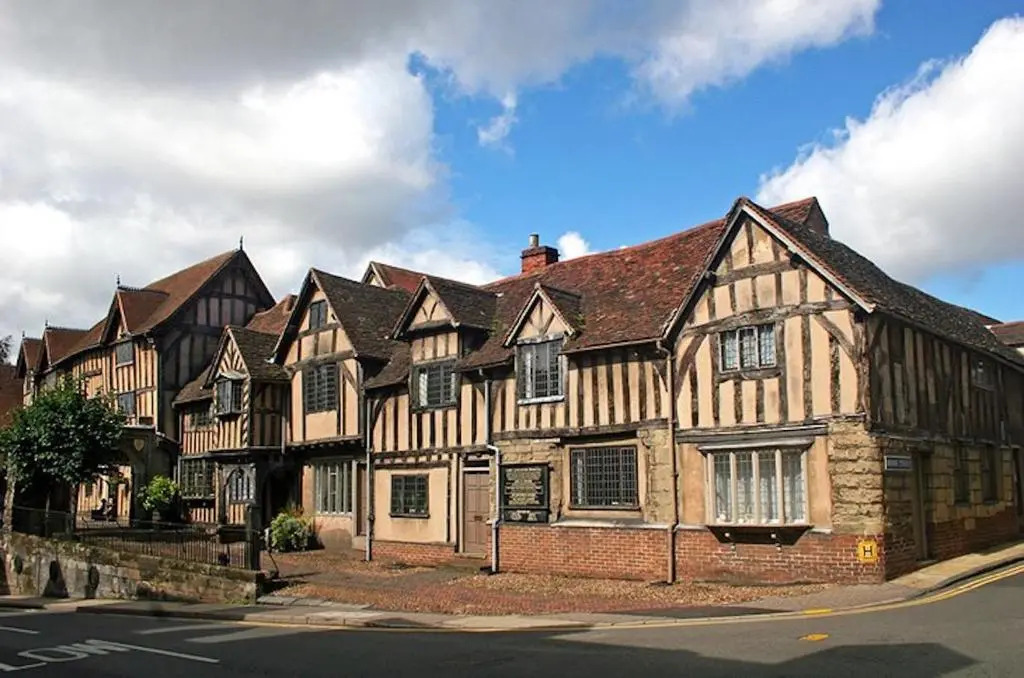 Castle Gate by Spa Town Property - Central Location with Large Living Space