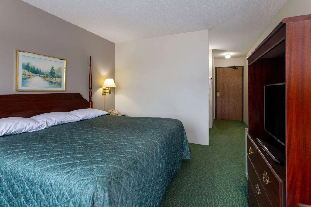 Super 8 by Wyndham Reedsburg