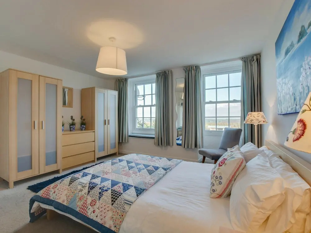 Beautiful Holiday Home in Wadebridge With a Fireplace in the Bedroom and a Lovely Garden