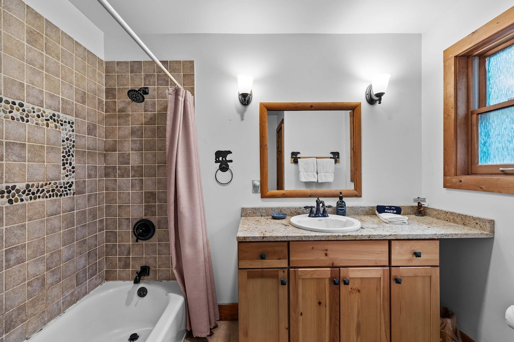 Fam-friendly Cabin Mins 2 Beach Ski w Hot Tub