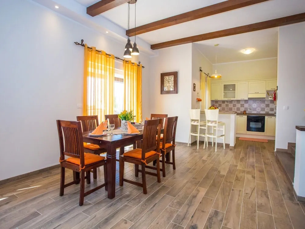 Villa With Large Garden and Pool, Ideal for 8 People, Only 10 Minutes Pula