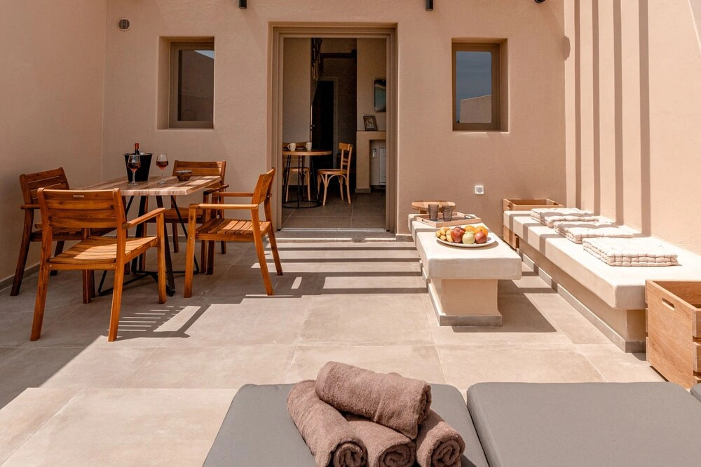 Santorini - Villa - Sleeps 5 - Pool - Parking