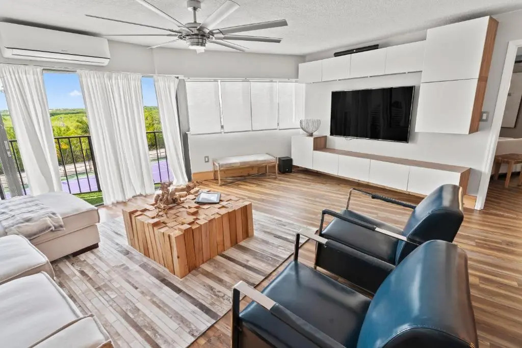 TOWER 2 MASTER SUITEs, 2 KINGS BEDS, MARINA